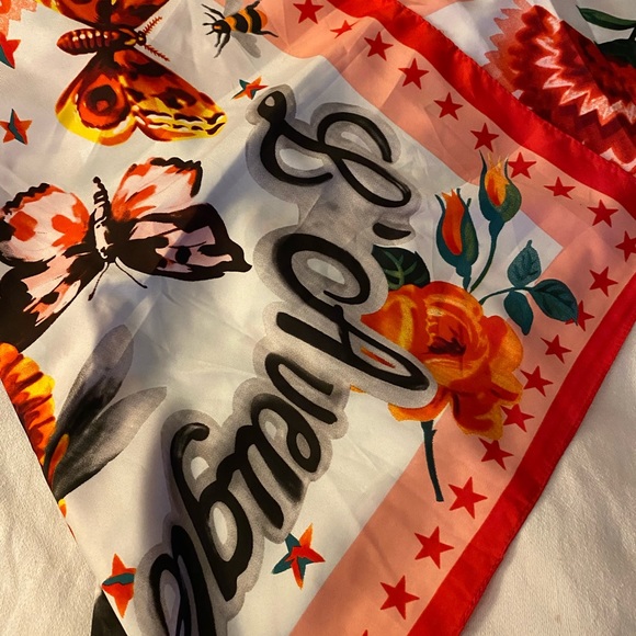Gucci luxurious Silk scarf - Picture 3 of 11